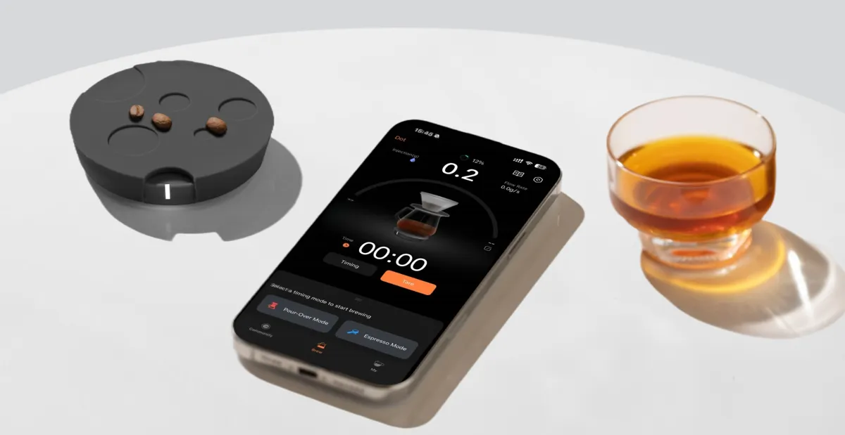 Dot con su mat de silicona junto a un teléfono con la app TIMEMORE