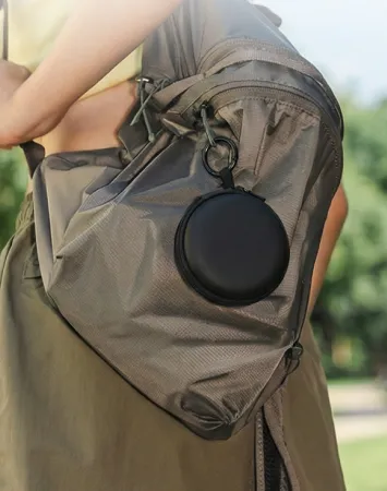 Estuche de la Dot colgando de una mochila