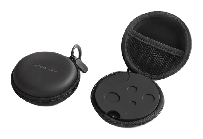 Estuche negro abierto con la Dot negra
