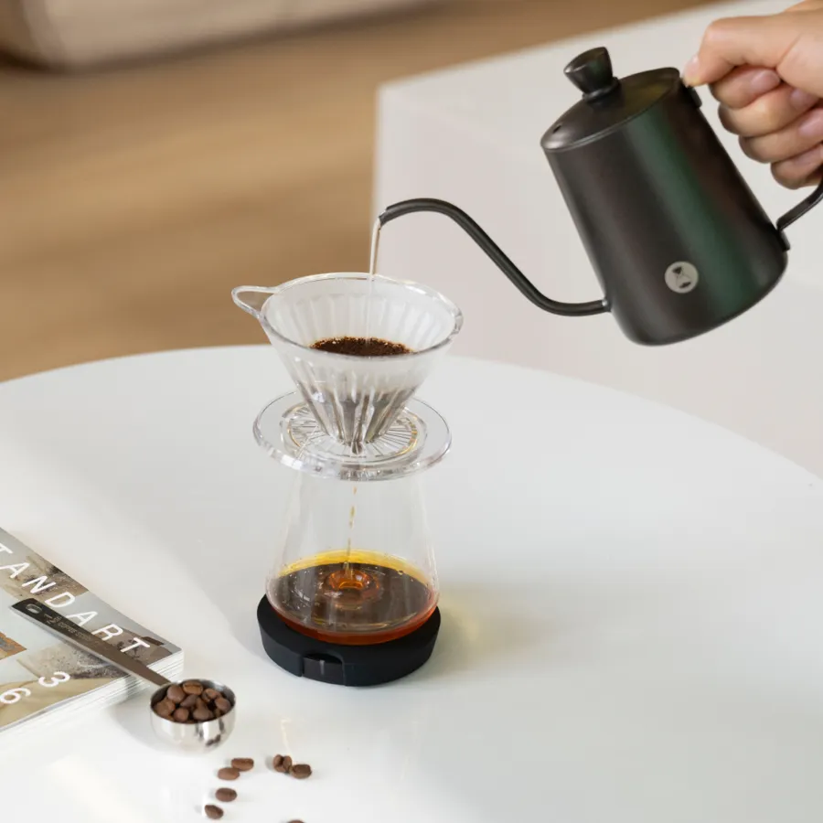 Timemore Black Mirror Dot negra bajo un V60 mientras se vierte agua